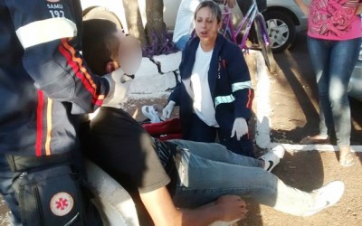 Carro colide com moto deixa jovem ferido no Vila Nova
