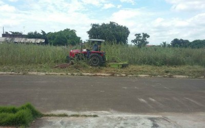 Após publicação de matéria, Prefeitura realiza limpeza de terreno abandonado no bairro Nova Três Lagoas 