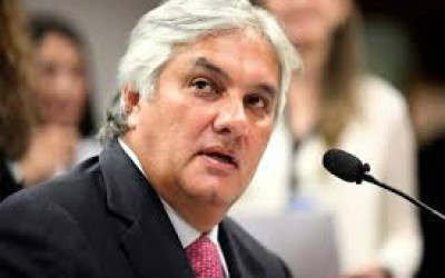 Delcídio prepara nota negando suposta delação divulgada por revista