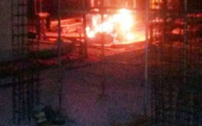 Bombeiros controlam incêndio em depósito de construção