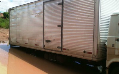 Alagamento traz transtorno e prejuízo a caminhoneiro que passava pelo Jardim Oiti 
