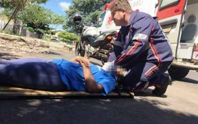 Ocupantes de CB 300 sofrem acidente na área central de Três Lagoas