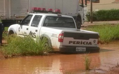 Viatura policial fica atolada em buraco no bairro Vila Alegre