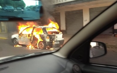 Veículo pega fogo na Avenida Capitão Olinto Mancini