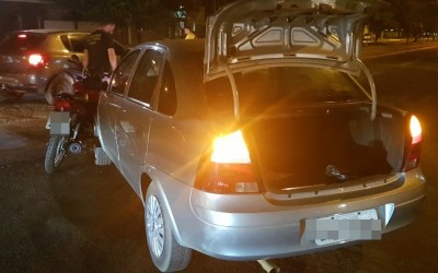 Jovem cai de motocicleta que ficou presa ao colidir em carro que avançou sinalização