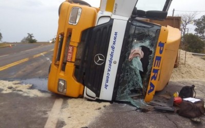  Carreta tomba e interdita pista na rodovia Marechal Rondon