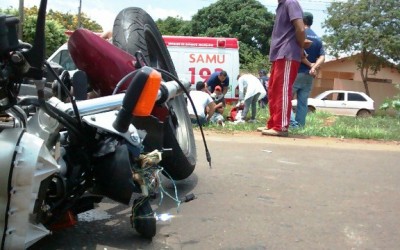 Condutor atropela motociclista, bate em carro e depois foge