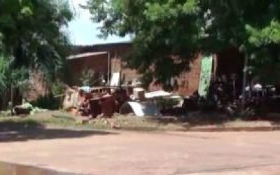 Depósito de material reciclado causa temor de dengue no bairro Vila Alegre