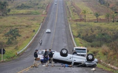 Duas pessoas morrem na BR-262; trânsito está interditado