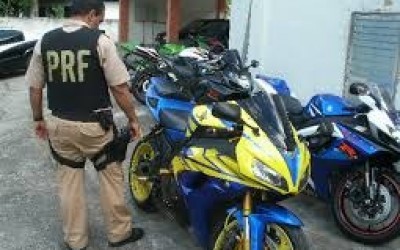 Motociclista com moto de alta cilindrada é flagrado em bafômetro e teve que ser contido pela PRF durante sua detenção 