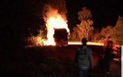 Ônibus que vinha de Uberlândia para Campo Grande pega fogo na BR-262