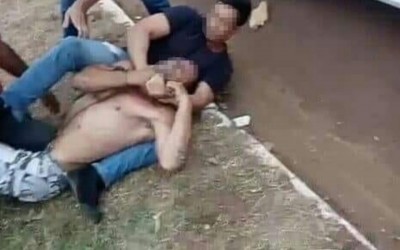 Câmeras de segurança flagram dupla furtando residência