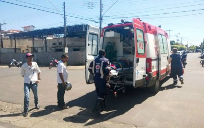 Motorista foge depois de invadir preferencial e bater em motociclista