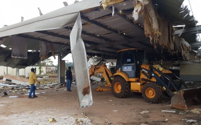 Estrutura metálica de antigo alojamento na BR-158 é retirada