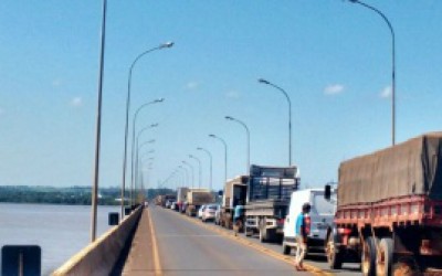 Protesto contra o governo Dilma bloqueia ponte na divisa com SP