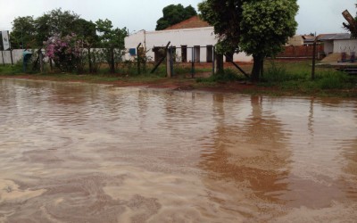 Morador denuncia “Boca de Lobo” entupida e mostra problemas após chuva 