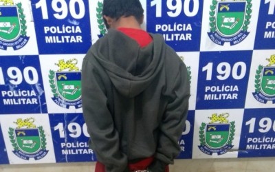 Jovem furta bicicleta, porém policial flagra o crime e o impede de fugir