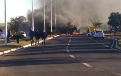 No dia do aniversário de Castilho, manifestantes bloqueiam entrada do município