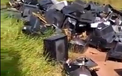 Lixo eletrônico é descartado em matagal às margens da BR-262