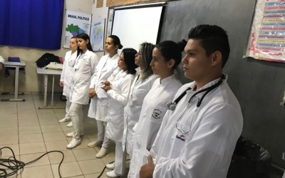 Alunos da Escola “Parque São Carlos” recebem alunos do curso de enfermagem do SENAC