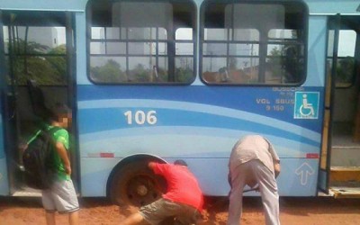 Ônibus que transportava alunos atola em rua de terra no Jardim das Acácias