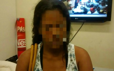 Jovem é flagrada furtando produtos de higiene, carnes e doces