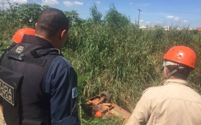 Capotamento na BR-262 deixa mãe e filho presos em vala