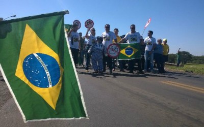 Movimento Vem pra Rua Três Lagoas bloqueia a divisa de MS com SP na luta pelo Impeachment da presidente