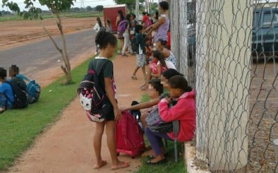 Em Três Lagoas, crianças andam 2 km para chegarem a ponto de ônibus escolar