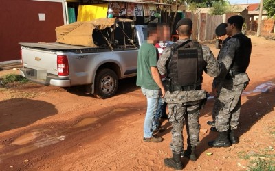 Armado, assaltante rende dois homens e rouba R$ 2 mil