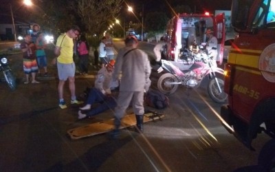 Carro não respeita sinal de pare e causa colisão com motociclista