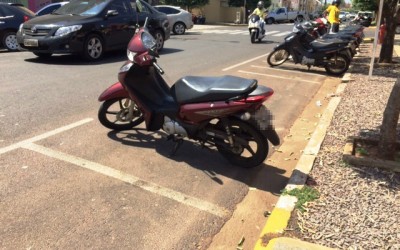 Moto é flagrada estacionada em lugar de carro em Três Lagoas 