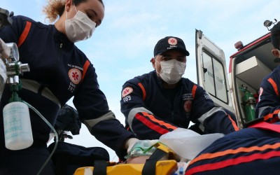 Acidente entre duas motos causa fratura exposta em uma das vítimas