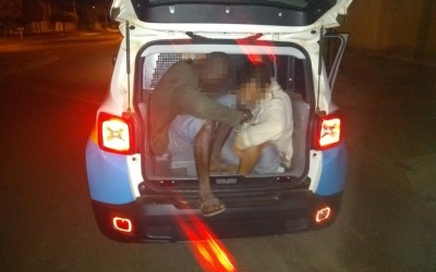 Dupla tenta arrombar portão de casa, é flagrada pelo dono e acaba presa