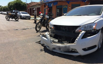 Acidente entre Sentra, Hilux e Celta resulta em danos materiais