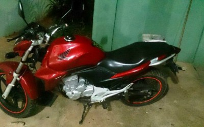 Checagem na frente de clube leva polícia até moto Honda CB 300 furtada