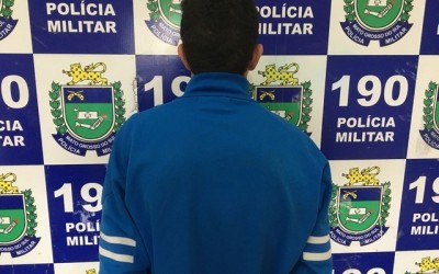 Estudante é detido por tráfico de drogas em esquina de escola