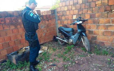 Denúncia anônima leva polícia até moto furtada que estava abandonada 