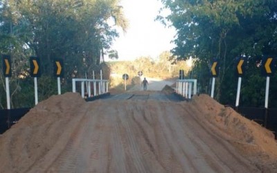 Prefeitura reconstrói ponte de madeira na região do Pombo