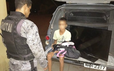 Criança chora ao falar de furto e de sua triste história de vida 