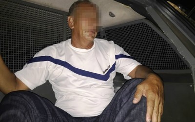 Homem de 54 anos é preso em porta de escola após suposto crime de corrupção de menores  