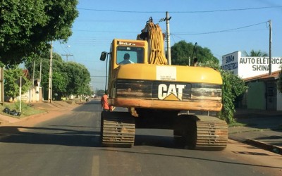Máquina de grande porte é vista trafegando pelas ruas do bairro Paranapungá 