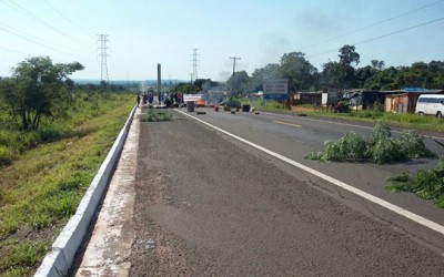 Sem-terra bloquearam e atearam fogo em pneus na BR-262