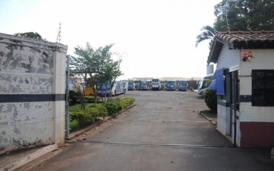 Funcionários de empresa de ônibus enfrentam atraso no salário e vale-alimentação