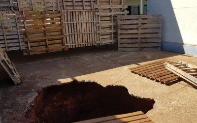Chão de escola cede e aluna fica ferida no Distrito de Arapuá