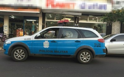 Pedestre bate a cabeça em toldo de loja e aciona a PM para o registro do caso 