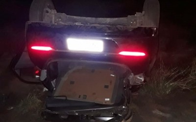 Carro capota na BR-262 e dois homens sofrem ferimentos leves