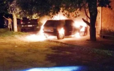 Polícia flagra veículo em chamas no bairro Jardim Novo Aeroporto 