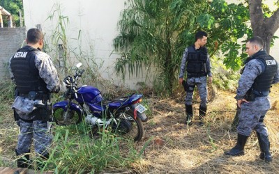 Moto com manchas de sangue é encontrada pelo GETAM em terreno baldio 
