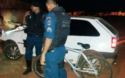 Menores furtam pasta em carro e na fuga, abandonam duas bicicletas 